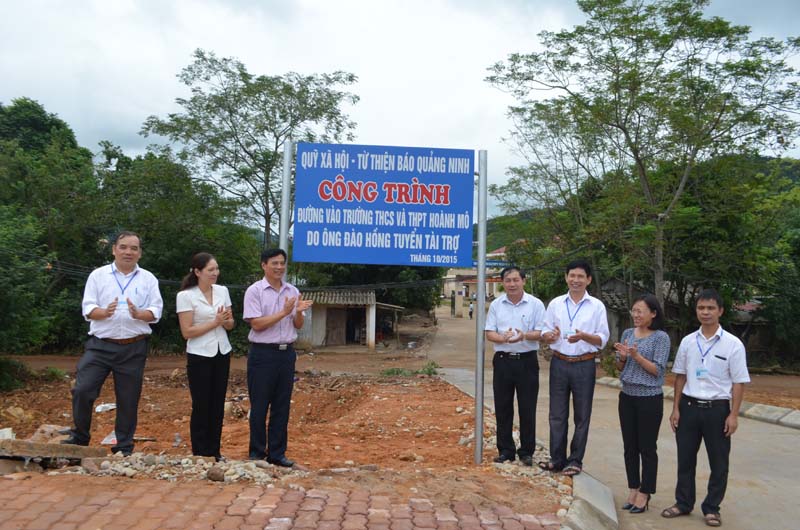 Đồng chí Nguyễn Tiến Mạnh, Tổng Biên tập Báo Quảng Ninh và lãnh đạo huyện Bình Liêu trực tiếp khánh thành công trình đường vào trường THCS và THPT Hoành Mô (Bình Liêu)