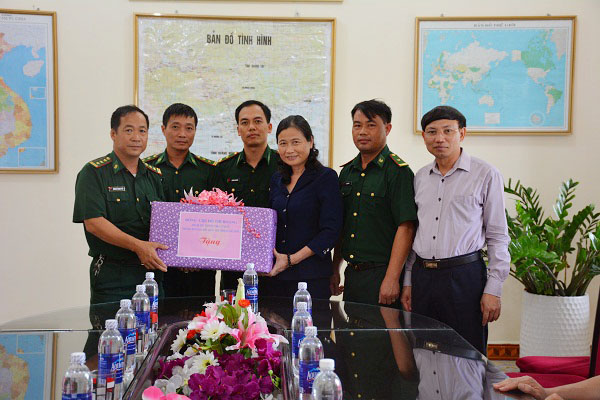 Đồng chí Đỗ Thị Hoàng, Phó Bí thư Thường trực Tỉnh ủy, Trưởng Đoàn ĐBQH tỉnh thăm, tặng quà cho CBCS Đồn Biên phòng Bắc Sơn