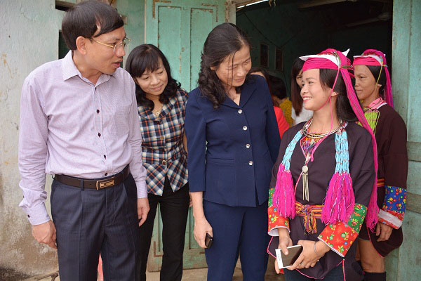 Đồng chí Đỗ Thị Hoàng, Phó Bí thư Thường trực Tỉnh ủy, Trưởng Đoàn ĐBQH tỉnh thăm hỏi đời sống của bà con nhân dân xã Bắc Sơn