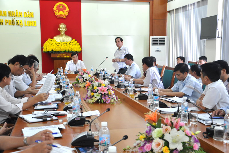 Chủ tịch UBND TP Hạ Long báo cáo kết quả giải quyết KNTC trên địa bàn trong 9 tháng năm 2015.