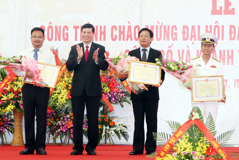 Đồng chí Nguyễn Đức Long, Chủ tịch UBND tỉnh tặng bằng khen cho Tập đoàn Tuần Châu vì có thành tích xuất sắc trong quá trình thực hiện thi công cảng.