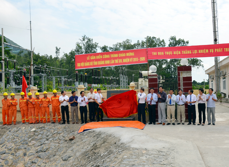 Gắn biển chào mừng Đại hội Đảng bộ tỉnh lần thứ XIV cho công trình Đưa điện lưới ra huyện đảo Cô Tô