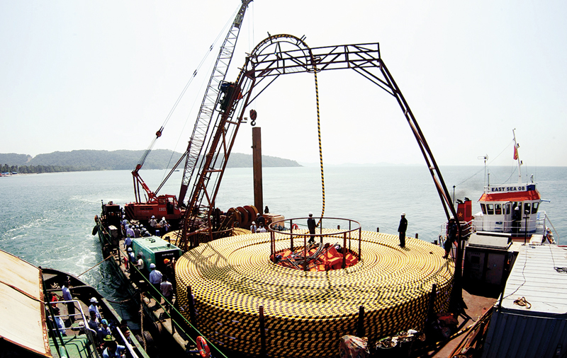 Công nhân ngành Điện thi công đưa cáp ngầm qua biển để cấp điện cho huyện đảo Cô Tô.