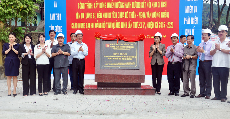 Gắn biển Chào mừng Đại hội Đảng bộ tỉnh lần thứ XIV cho công trình Tuyến đường hành hương kết nối Yên Tử (Uông Bí) - Hồ Thiên – Ngọa Vân (Đông Triều)