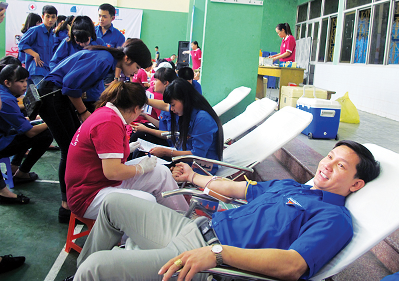Tuổi trẻ TP Cẩm Phả tham gia hiến máu tình nguyện. Ảnh: Minh Hà