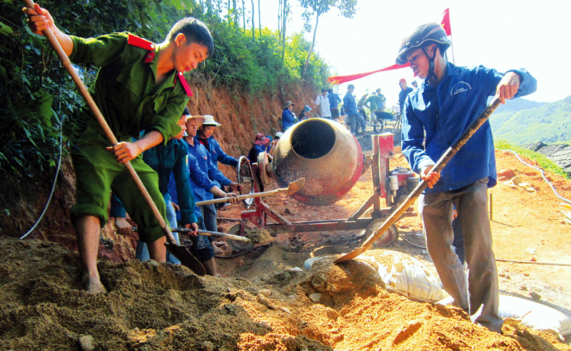ĐVTN các lực lượng huyện Tiên Yên tham gia làm đường bê tông liên thôn tại xã Đại Dực, huyện Tiên Yên. Ảnh: Minh Hà