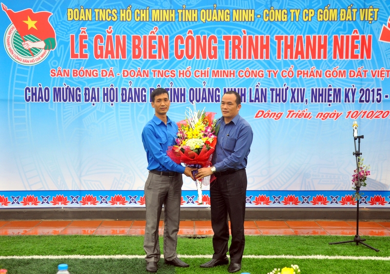 Lãnh đạo Tỉnh Đoàn và công ty CP Gốm Đất Việt tặng hoa chúc mừng Đoàn Thanh niên công ty.