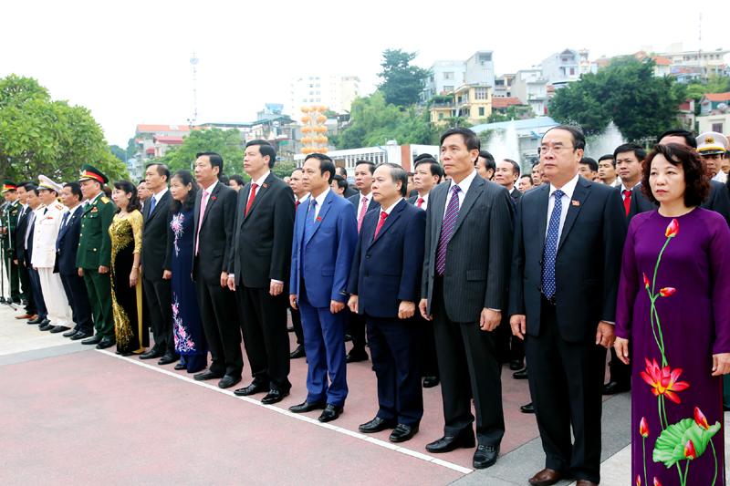 Đoàn đại biểu dự Đại hội Đảng bộ tỉnh lần thứ XIV dâng hương tưởng niệm các anh hùng liệt sỹ