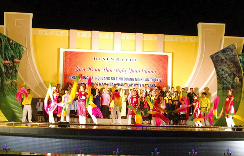 Tối 3-10, tại Quảng trường 4-10 (thị trấn Ba Chẽ) huyện Ba Chẽ tổ chức Liên hoan văn nghệ quần chúng chào mừng Đại hội Đảng bộ tỉnh lần thứ XIV.
