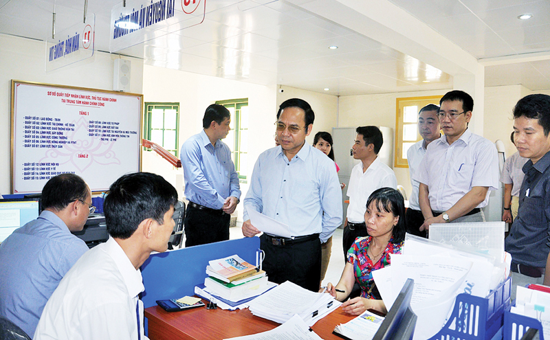 Phó Chủ tịch Thường trực UBND tỉnh Đặng Huy Hậu kiểm tra hoạt động của Trung tâm Hành chính công TX Quảng Yên.
