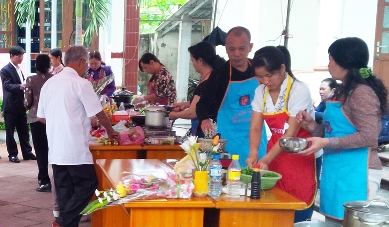 Phường Thanh Sơn tổ chức cho 8 chi hội nông dân của 8 khu trên địa bàn tham gia trổ tài nấu ăn với chủ đề “Bữa cơm gia đình”