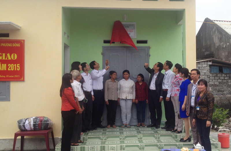 Phường Phương Đông phối hợp với các đơn vị tổ chức tặng nhà cho hộ gia đình chị Bùi Thị Mạ, trú tại khu Liên Phương của phường