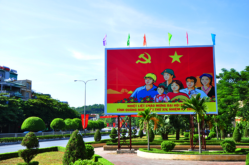 Pa nô tuyên truyền chào mừng Đại hội Đảng bộ tỉnh được đặt trang trọng tại nhiều khu vực trong thành phố. (Ảnh chụp tại khuôn viên vườn hoa khu 7, phường Hồng Hải)