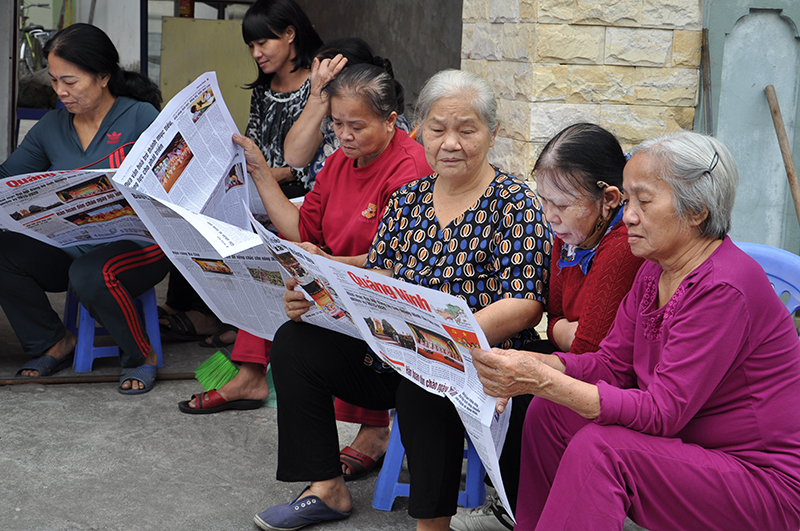 Người dân tổ 7, khu 1, phường Hà Tu, TP Hạ Long theo dõi các thông tin về Đại hội Đảng bộ tỉnh lần thứ XIV trên Báo Quảng Ninh.
