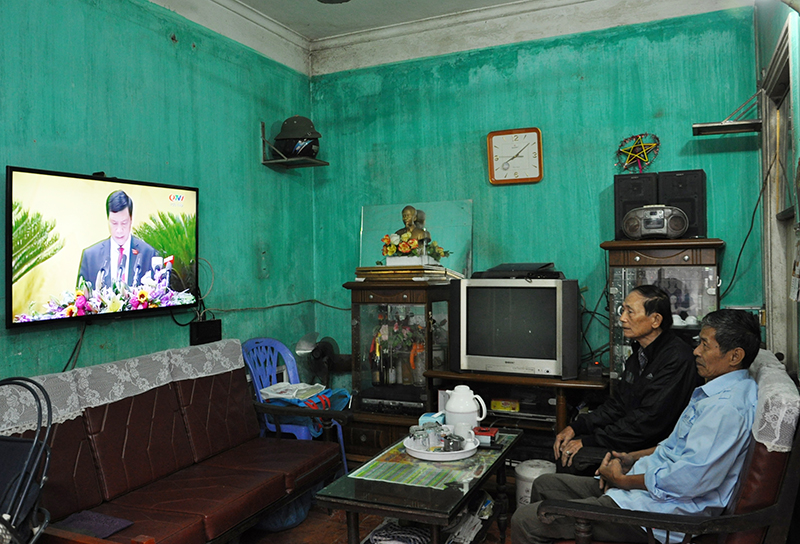 Người dân khu 3, phường Bạch Đằng, TP Hạ Long theo dõi trực tiếp Đại hội Đảng bộ tỉnh lần thứ XIV qua vô tuyến.