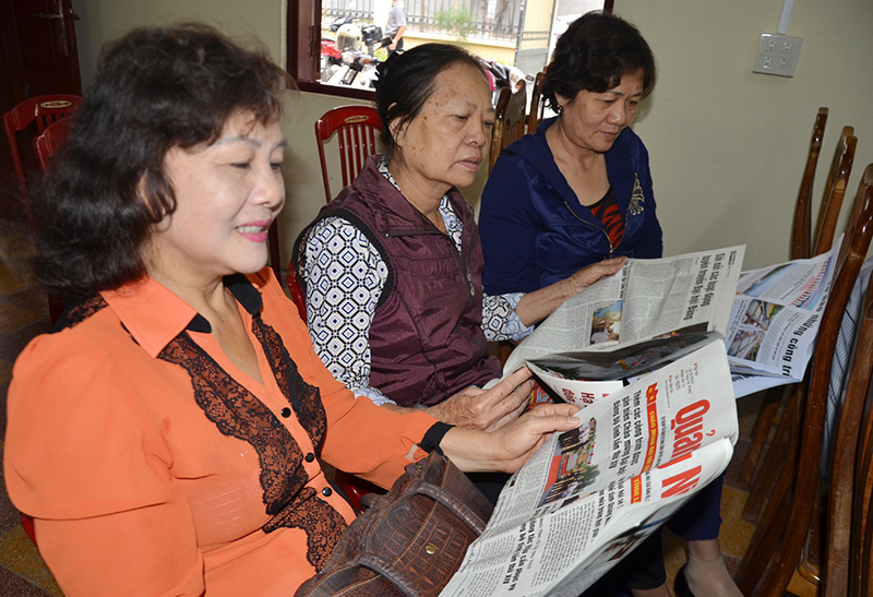 Cán bộ, đảng viên và nhân dân phường Cẩm Bình (TP Cẩm Phả)  theo dõi thông tin về Đại hội Đảng bộ tỉnh qua Báo Quảng Ninh.