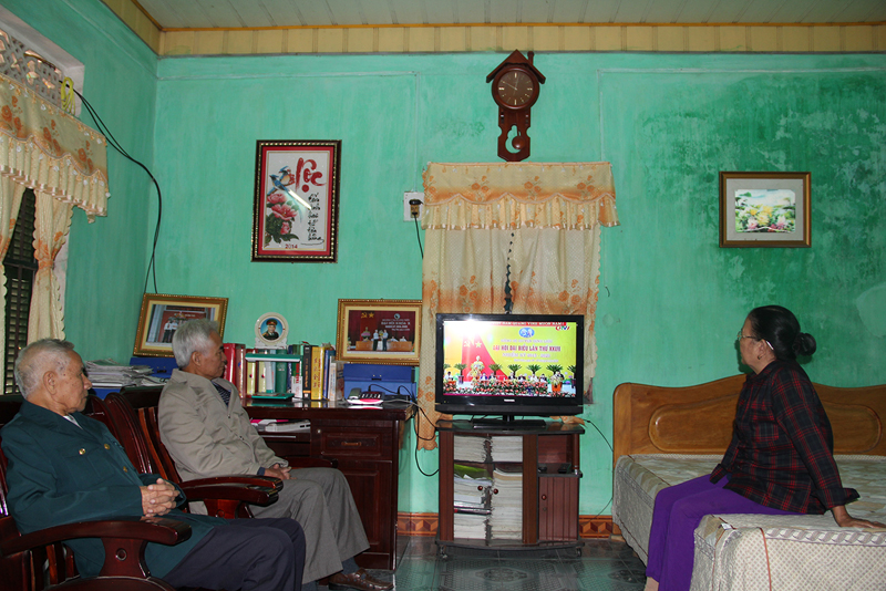 Người dân TX Đông Triều theo dõi chương trình truyền hình trực tiếp phiên khai mạc Đại hội Đảng bộ tỉnh lần thứ XIV. (ảnh chụp tại gia đình bà Nguyễn Thị Loan, khu Trạo Hà, phường Đức Chính).