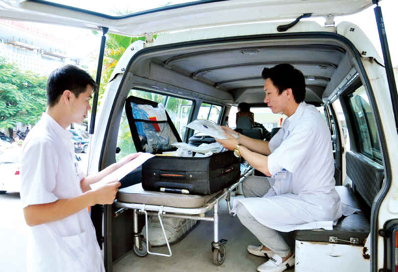 Tổ y tế thường trực cấp cứu (Bệnh viện Đa khoa tỉnh) chuẩn bị thiết bị, thuốc phục vụ Đại hội Đảng bộ tỉnh. Ảnh: Hoàng Quý