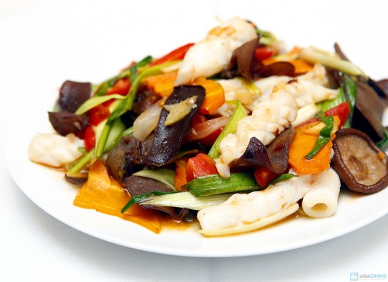 Món xào thập cẩm có nấm hương, mộc nhĩ, cà rốt... không chỉ ngon mà còn có khả năng phòng bệnh THK.