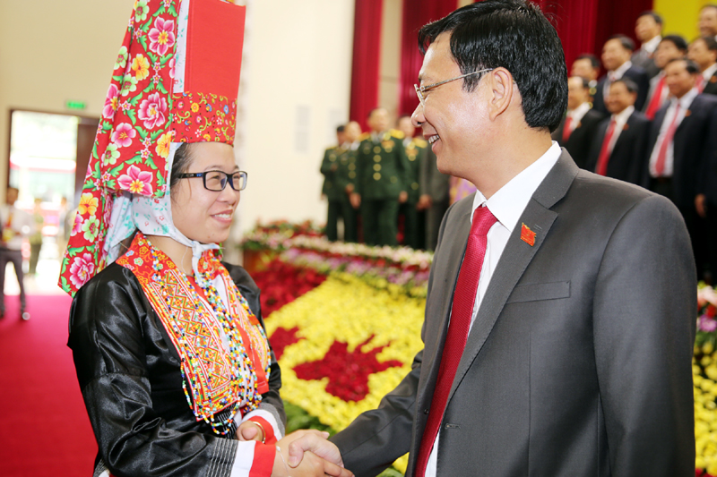 Đồng chí Nguyễn Văn Đọc, Bí thư Tỉnh ủy, Chủ tịch HĐND tỉnh trò chuyện với đại biểu dự Đại hội.