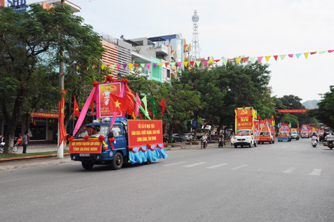 Hội thi xe tuyên truyền lưu động chào mừng thành công Đại hội Đảng bộ tỉnh Quảng Ninh lần thứ XIV