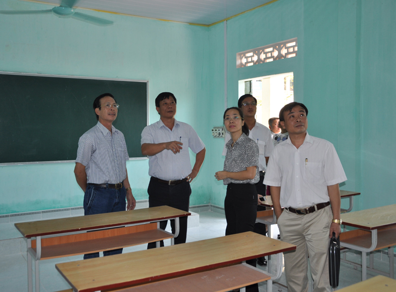 Đại diện Quỹ Xã hội- từ thiện Báo Quảng Ninh và chính quyền địa phương kiểm tra chất lượng công trình/