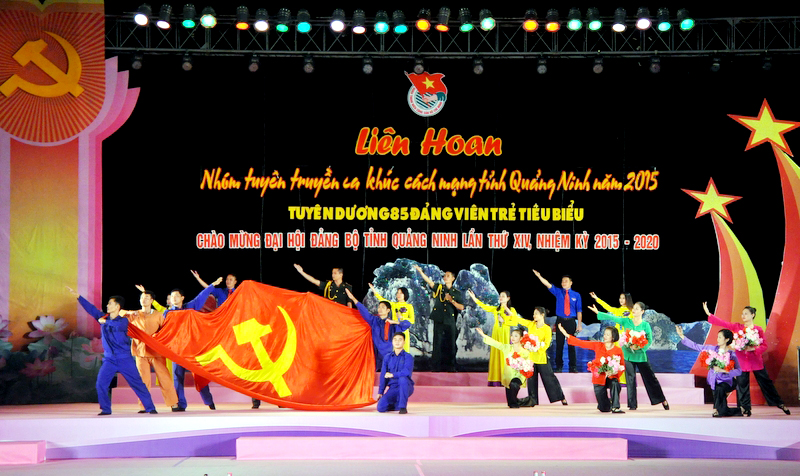 Hợp ca “Lá cờ Đảng” của Nhóm tuyên truyền ca khúc cách mạng Đoàn Thanh niên Bộ Chỉ huy BĐBP tỉnh trong đêm công diễn.