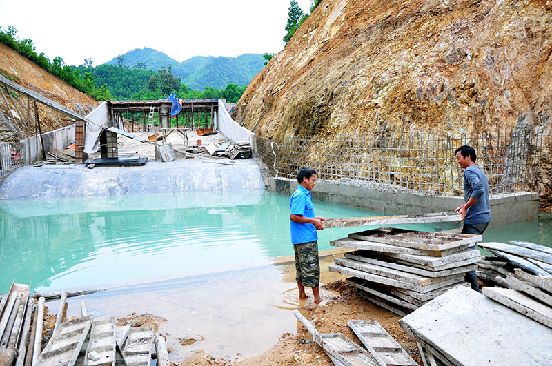 Dự án hồ chứa nước Khe Lọng Trong, xã Thanh Sơn có tổng mức đầu tư trên 20 tỷ đồng được triển khai xây dựng, dự kiến hoàn thành trong quý I/2016 phục vụ tưới tiêu cho sản xuất trên địa bàn.