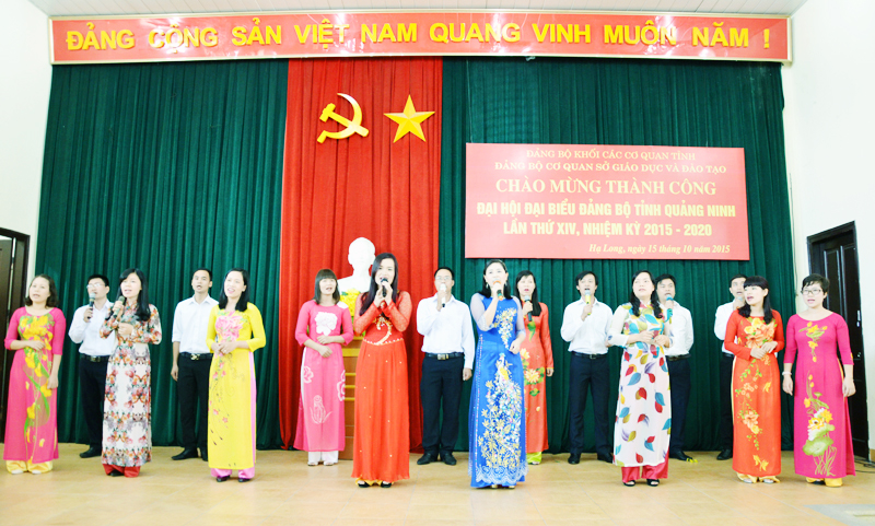 Ngày 15-10-2015, Đảng bộ Sở GD-ĐT tổ chức chương trình chào mừng thành công Đại hội Đảng bộ tỉnh Quảng Ninh lần thứ XIV. Trong ảnh: Một tiết mục văn nghệ của các thầy cô giáo thuộc Đảng bộ Sở GD-ĐT. Ảnh: Ngô Dịu