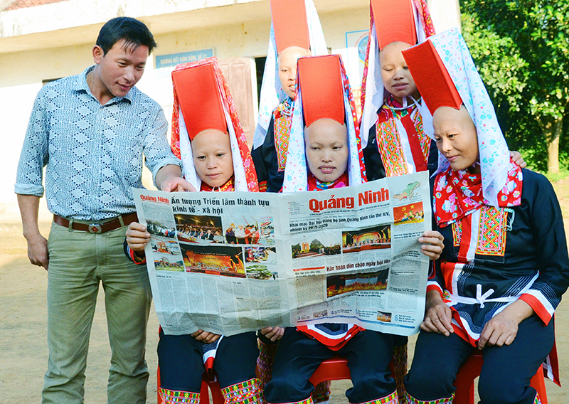 Người dân thôn Nặm Đảng, xã Hoành Mô, Bình Liêu đọc báo Quảng Ninh để biết những thông tin về Đại hội Đảng bộ tỉnh lần thứ XIV. Ảnh: Thanh Tùng