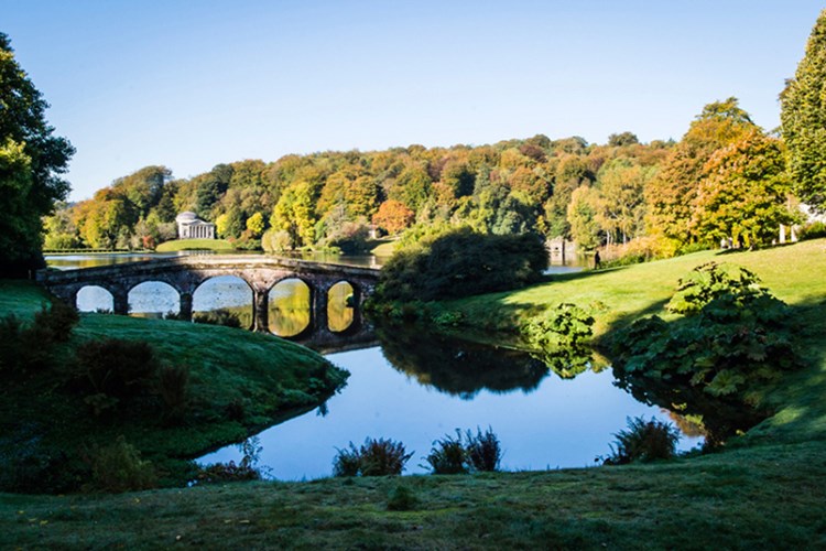   Stourhead nước Anh chuyển mình khi mùa thu tới.