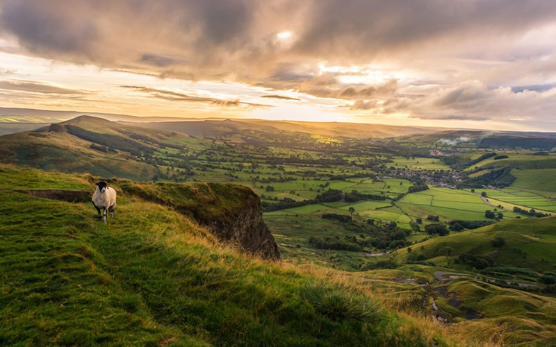   Những tia nắng mặt trời ấm áp chiếu xuống Mam Tor ở Derbyshire.