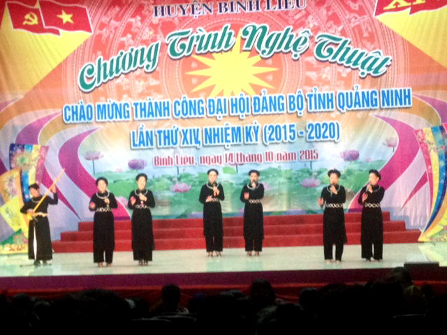 Tiết mục hát Then - đàn tính trong chương trình nghệ thuật chào mừng thành công Đại hội Đảng bộ tỉnh lần thứ XIV.