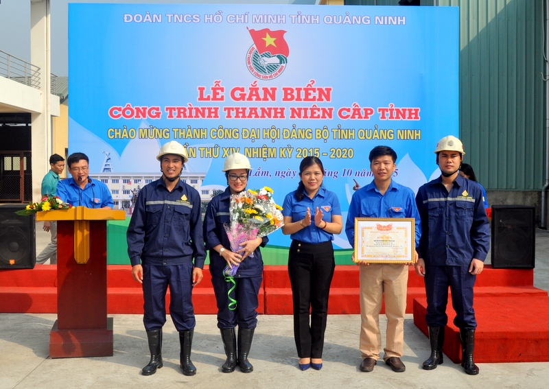 Đồng chí Nguyễn Thị Thu Hà, Bí thư Tỉnh Đoàn trao chứng nhận Công trình thanh niên cấp tỉnh cho Đoàn Thanh niên công ty CP Than Hà Lầm.