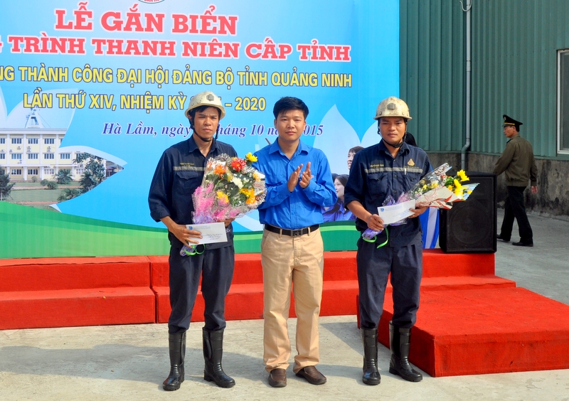 Đoàn Thanh niên công ty CP Than Hà Lầm khen thưởng hai chi đoàn KTCB 5 và KTCB 6 trực tiếp thi công công trình.