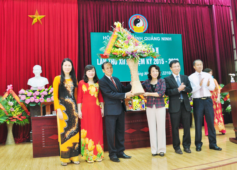 Đồng chí Vũ Thị Thu Thủy, Phó Chủ tịch UBND tỉnh tặng hoa BCH Hội Đông y tỉnh. 
