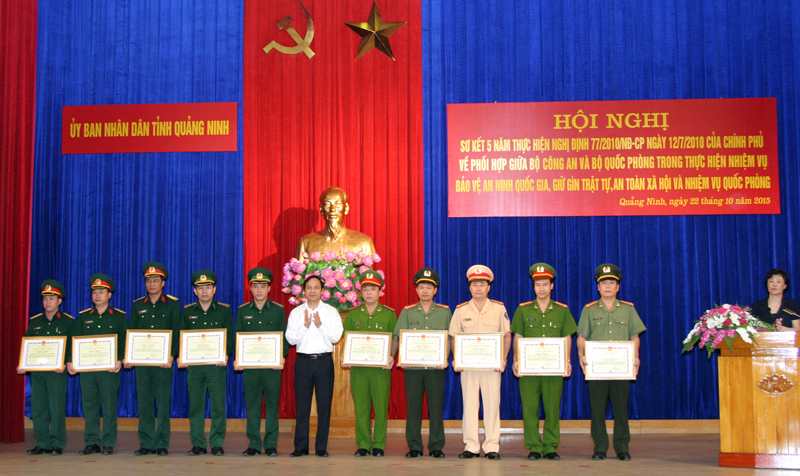 Đồng chí Đặng Huy Hậu, Phó Chủ tịch Thường trực UBND tỉnh trao bằng khen của UBND tỉnh cho các tập thể có thành tích xuất sắc.
