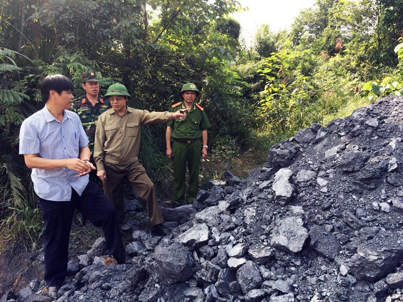 Đồng chí Đặng Huy Hậu, Phó Chủ tịch Thường trực UBND tỉnh chỉ đạo xử lý số than khai thác trái phép tại xã Tân Dân.