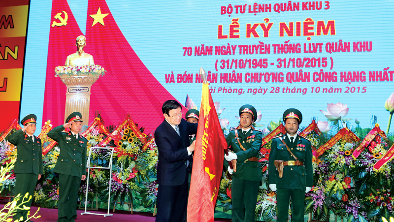 Chủ tịch nước Trương Tấn Sang trao tặng Huân chương Quân công hạng Nhất cho Lực lượng vũ trang Quân khu 3 tại Lễ kỷ niệm 70 năm Ngày truyền thống LLVT Quân khu 3, 31-10 (1945-2015). Ảnh: TTXVN