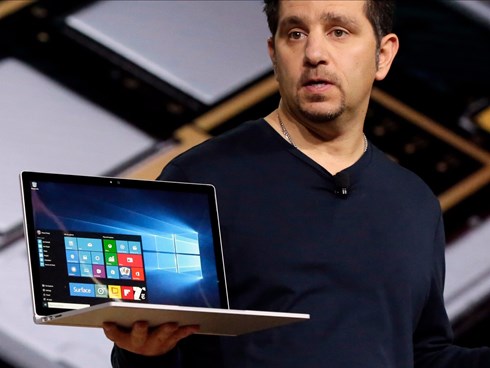 Panos Panay trong buổi ra mắt Surface Book hôm 6/10 vừa qua - Ảnh: AP