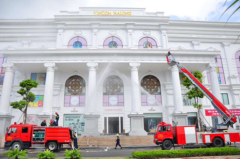 Quang cảnh buổi diễn tập chữa cháy và cứu nạn tại Vincom Center Hạ Long.