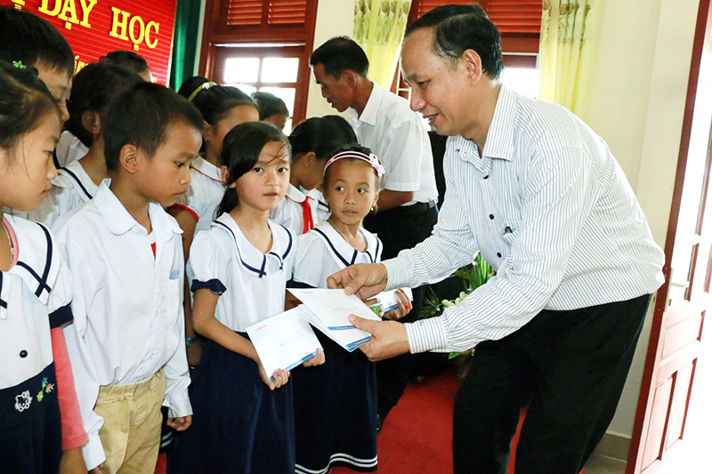Đại diện Quỹ Xã hội - Từ thiện Báo Quảng Ninh tặng  học bổng cho học sinh Trường PTCS Bản Sen.