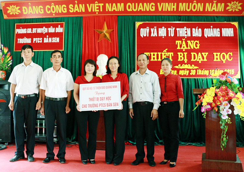Đại diện Quỹ Xã hội - Từ thiện Báo Quảng Ninh trao tặng thiết bị phục vụ dạy học cho Trường PTCS Bản Sen.