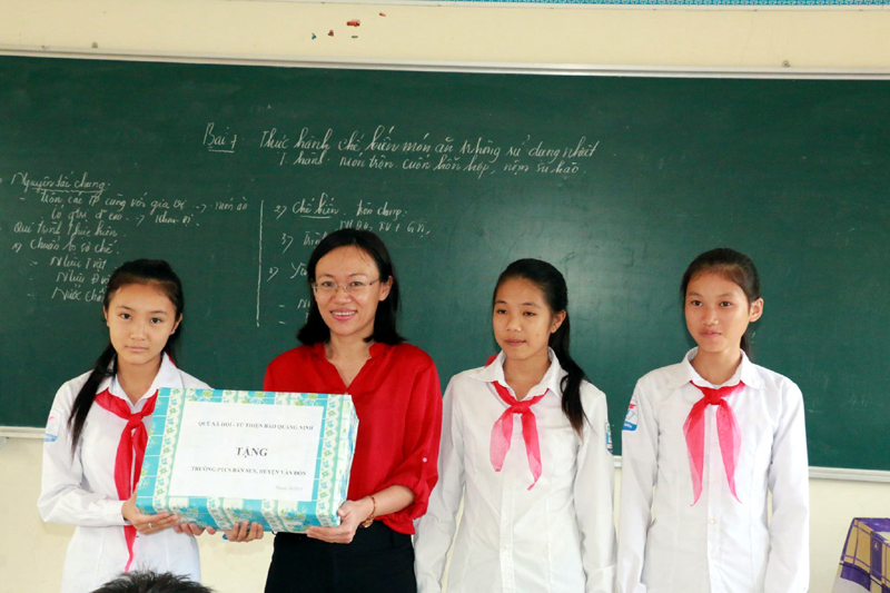 Nhân dịp này Báo Quảng Ninh đã trao tặng các phần quà cho tất cả các lớp học của Trường THCS Bản Sen.