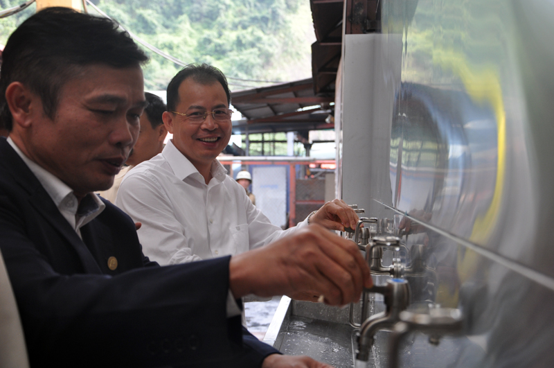 Các đại biểu tham quan hệ thống nước uống tinh khiết.