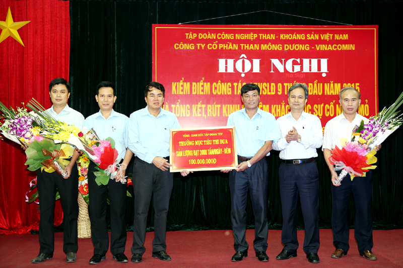 Đồng chí Nguyễn Trọng Tốt, Giám đốc Công ty CP Than Mông Dương tặng giấy khen cho các tập thể, cá nhân tiêu biểu của Công ty trong công tác khắc phục sự cố tại mỏ Mông Dương, ngày 28-10-2015.