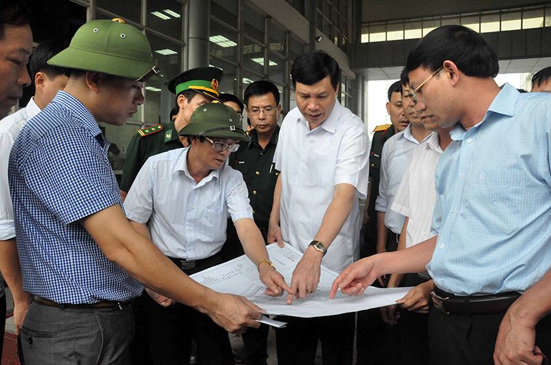 Đồng chí Nguyễn Đức Long, Chủ tịch UBND tỉnh kiểm tra quy hoạch tại cửa khẩu quốc tế Móng Cái. 