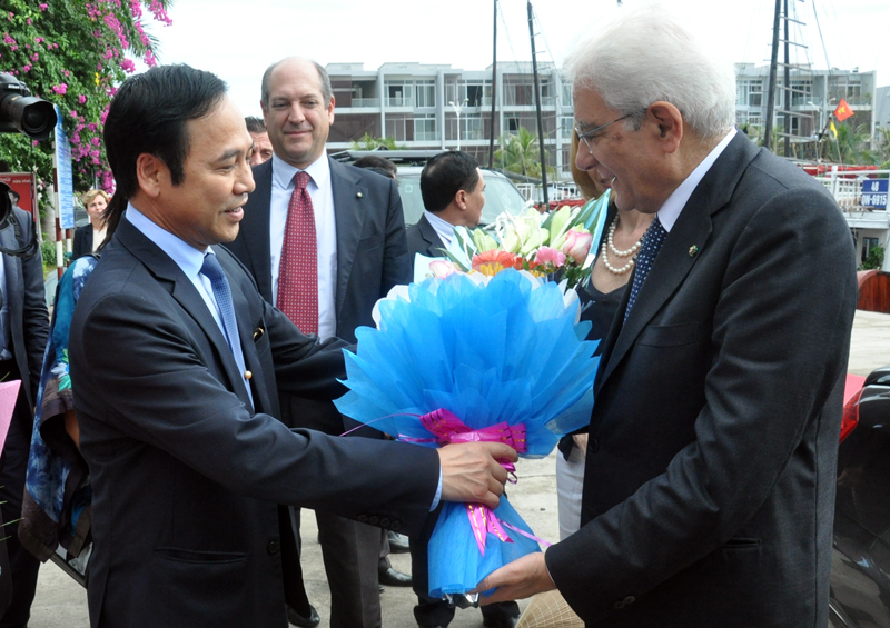 Đồng chí Đặng Huy Hậu, Phó Chủ tịch Thường trực UBND tỉnh tặng hoa chúc mừng ngài Tổng thống Italia và đoàn tùy tùng