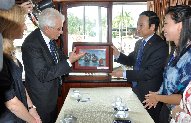 Đồng chí Đặng Huy Hậu, Phó Chủ tịch Thường trực UBND tỉnh tặng bức tranh phong cảnh Vịnh Hạ Long cho Tổng thống Italia