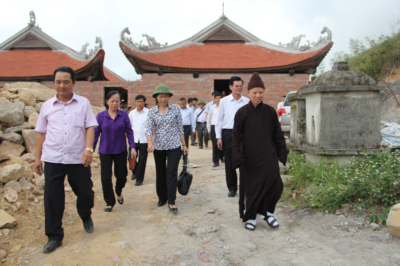 Phó Bí thư Tỉnh ủy, Trưởng đoàn ĐBQH tỉnh Đỗ Thị Hoàng kiểm tra tiến độ chùa Ngọa Vân